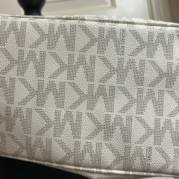 Michael Kors Jet Set Travel Top Zip Signature Monogram Tote - Picture 6 of 12